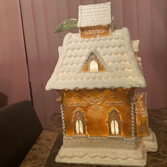 Gingerbread house- lights up! - Picture 9 of 16